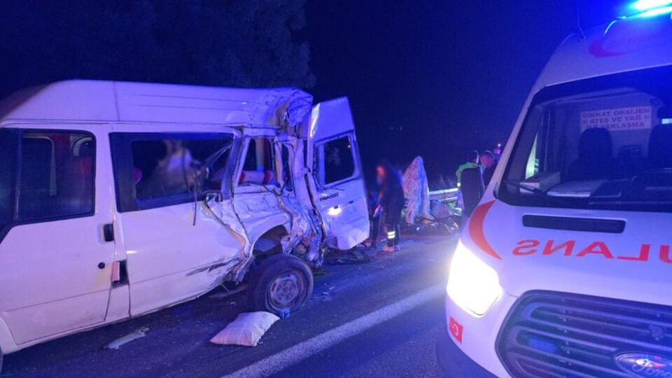 Anadolu Otoyolu'nda TIR, minibüse çarptı: 7 yaralı