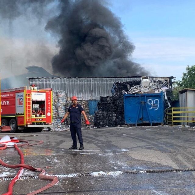Kocaeli'de geri dönüşüm tesisinde yangın
