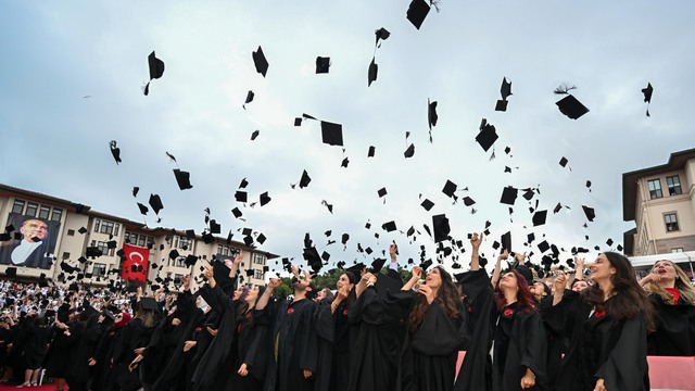 Koç Üniversitesi 31'inci dönem mezunlarını verdi