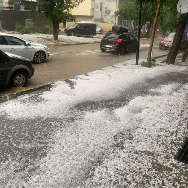Kağızman'ı dolu ve sağanak vurdu