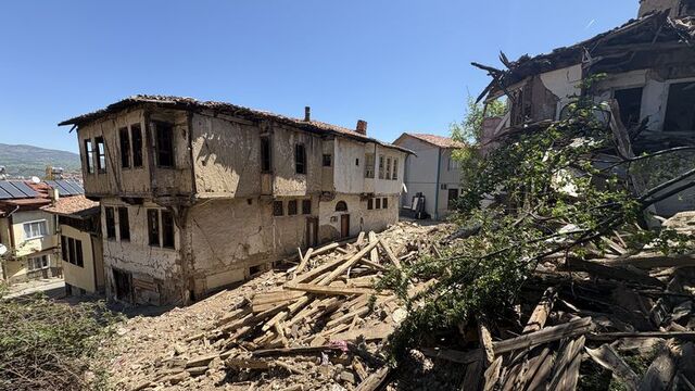 Tokat'ta metruk binalar yıkıldı