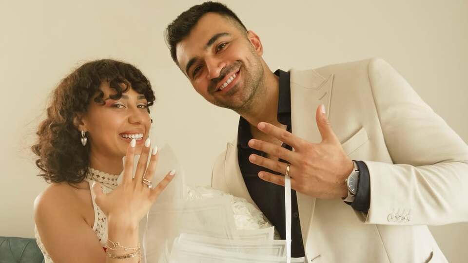 Oyuncu çift nişanlandı