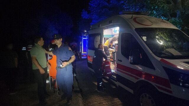 2 çocuk kayalıklarda mahsur kaldı