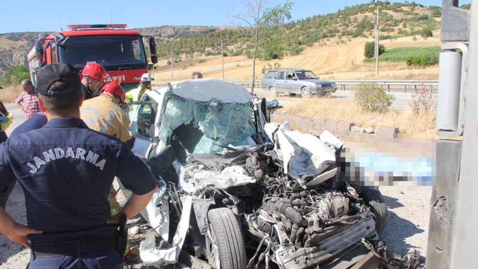 Manisa'da feci kaza! Baba ve 3 çocuğu hayatını kaybetti