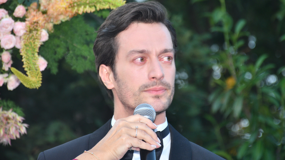 Gözyaşlarına boğuldu