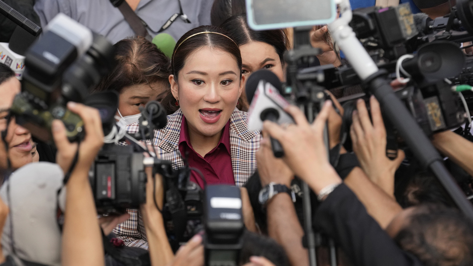 Tayland Başbakanı görevden uzaklaştırıldı