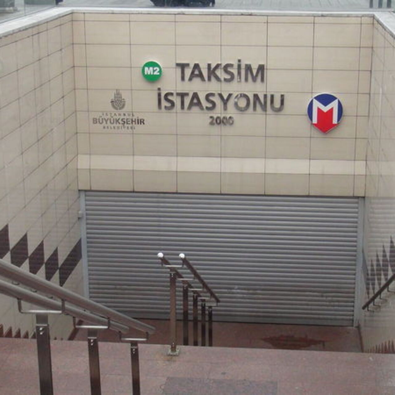 "İstanbul'un Kalbi Taksim'de Metro İstasyonları Kapatıldı"