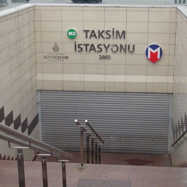 Taksim'deki metro istasyonları kapatıldı