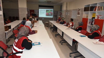 Türk Kızılay depremzedelere çilek bahçesi kuracak