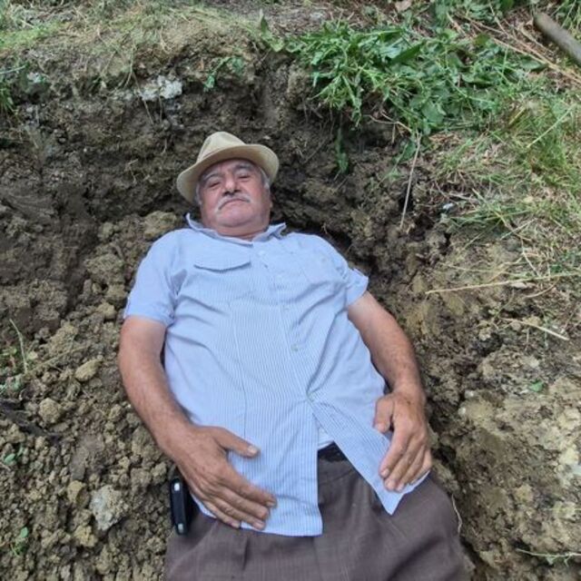 Kendi mezarını kazdı! Her cuma ziyaret ediyor