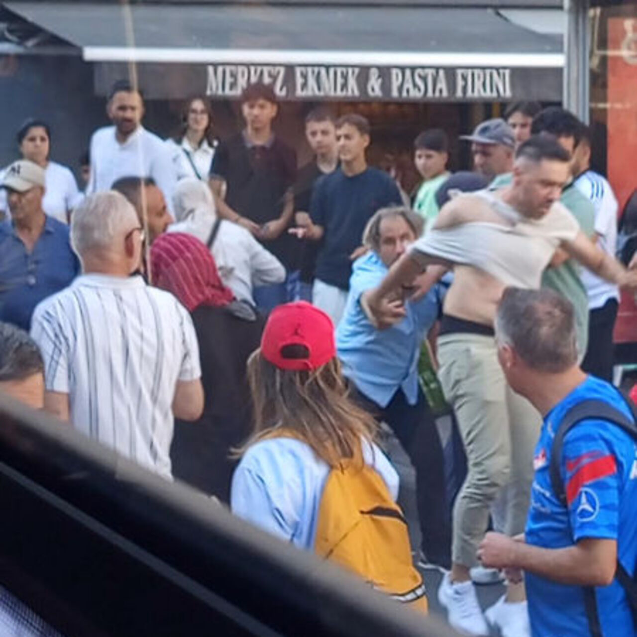 "İstanbul'da İETT Otobüsünde Yumruk Yumruğa Kavga! Görüntüler Olay Oldu"