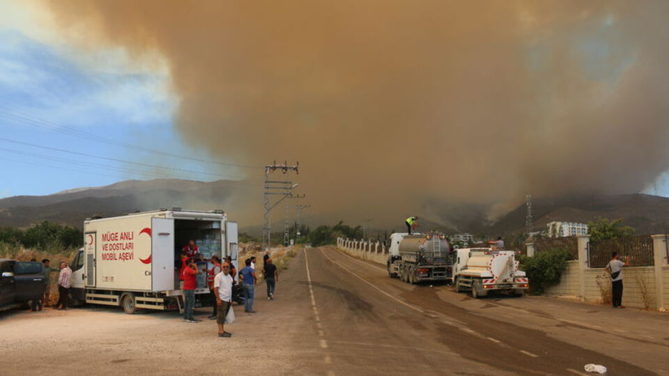 Üç ilde yangınlar kısmen kontrol altında