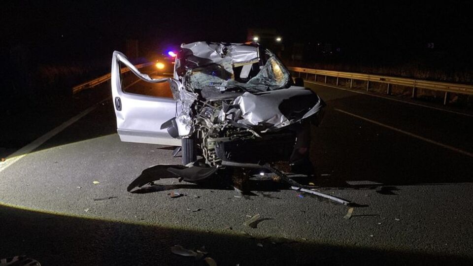 Tomruk yüklü TIR'a arkadan çarptı: 1 yaralı