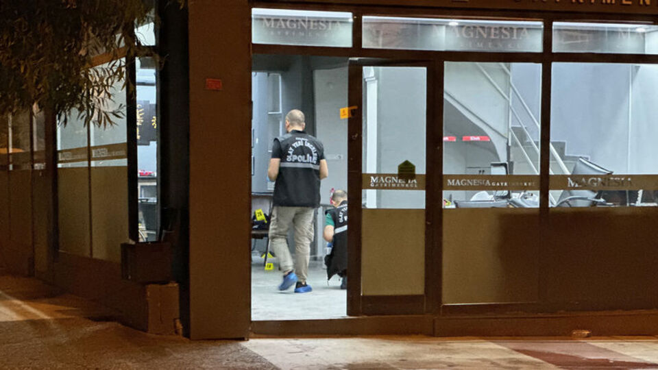 Emlak ofisinde silahlı kavga: 1 ölü, 3 yaralı