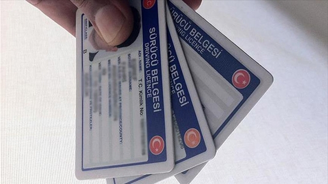 Eski tip ehliyetlerde kritik uyarı! Yenileme ücreti 7438 TL'ye çıkacak