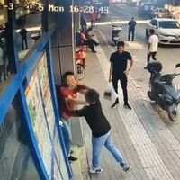 Kadın kasiyerin burnunu kırdı! Dehşet kamerada!
