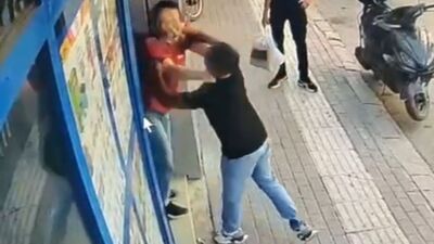 Kadın kasiyerin burnunu kırdı! Dehşet kamerada!