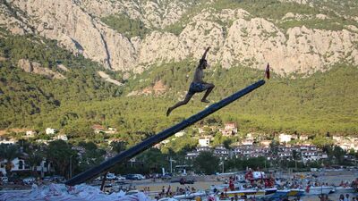 Yağlı direk yarışmasında kıran kırana mücadele