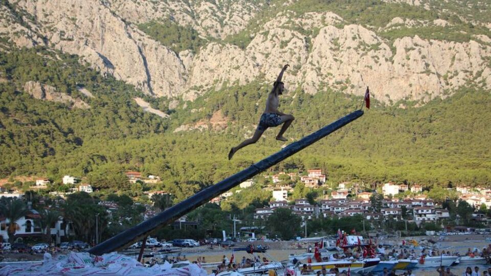 Yağlı direk yarışmasında kıran kırana mücadele