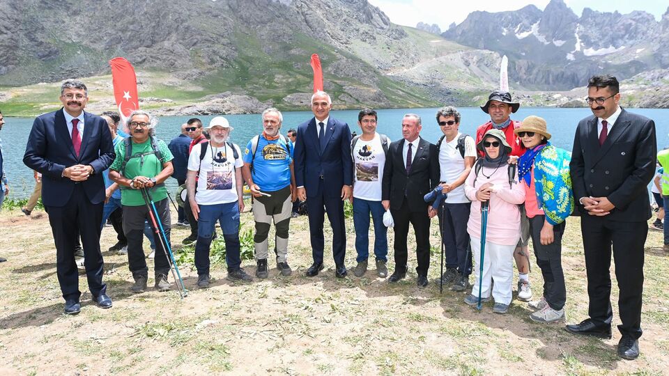 Bakan Ersoy: Terörsüz Türkiye, Hakkâri'ye çıkarma yaptı