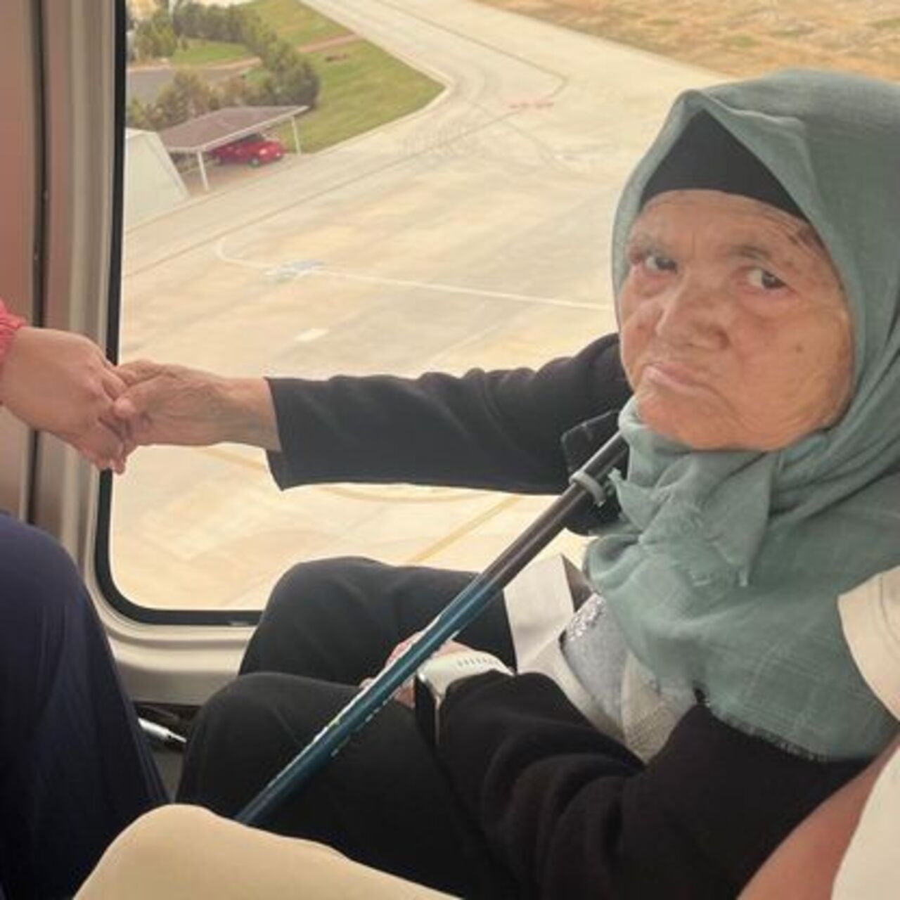 Helikoptere bastonla bindi! 82 yaşında uçuş keyfi