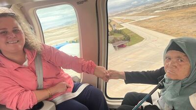 Helikoptere bastonla bindi! 82 yaşında uçuş keyfi