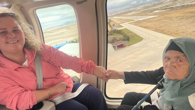 Helikoptere bastonla bindi! 82 yaşında uçuş keyfi