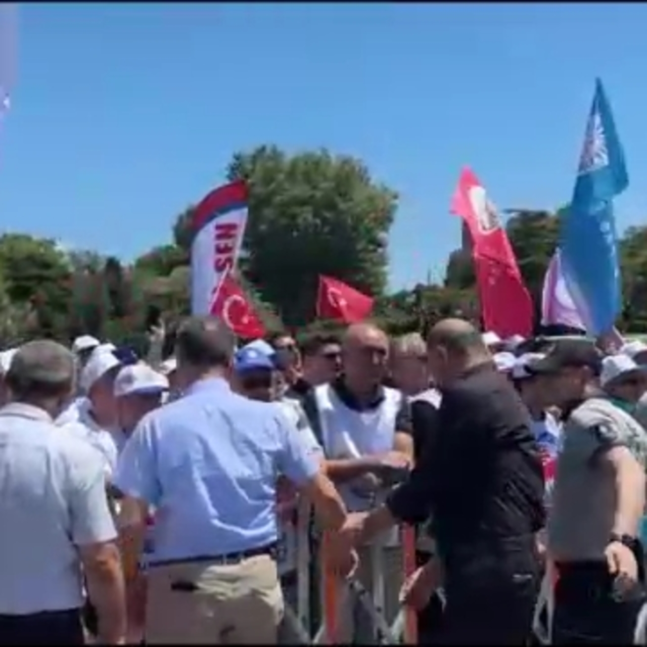 İBB'nin maaş promosyonu ihalesine sendikalardan tepki