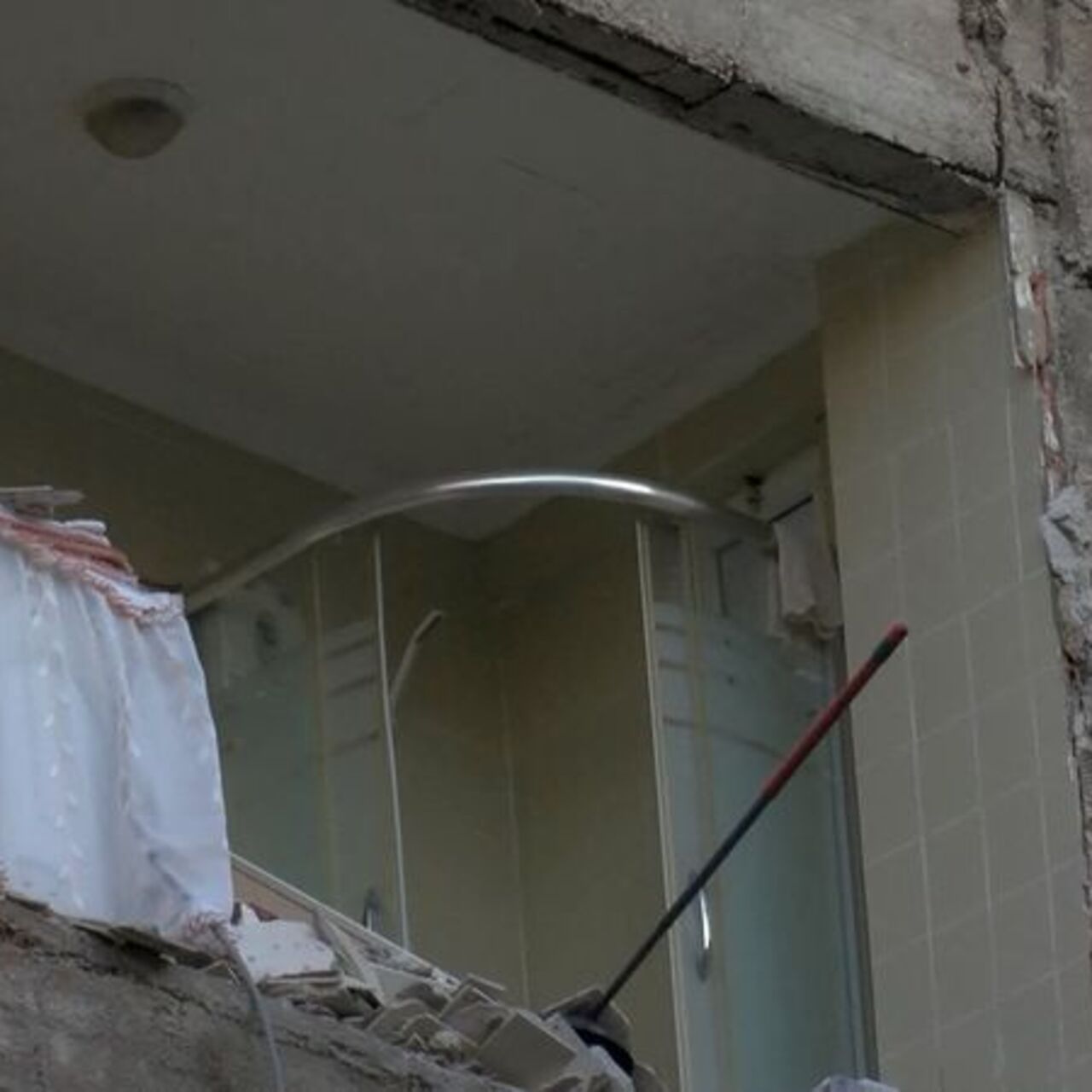 Duvarlar Eksik Kalan Yan Bina, Yıkım Sırasında Ortaya Çıktı!
