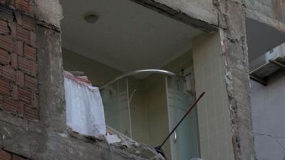 Yıkım sırasında yan binanın duvarları eksik çıktı