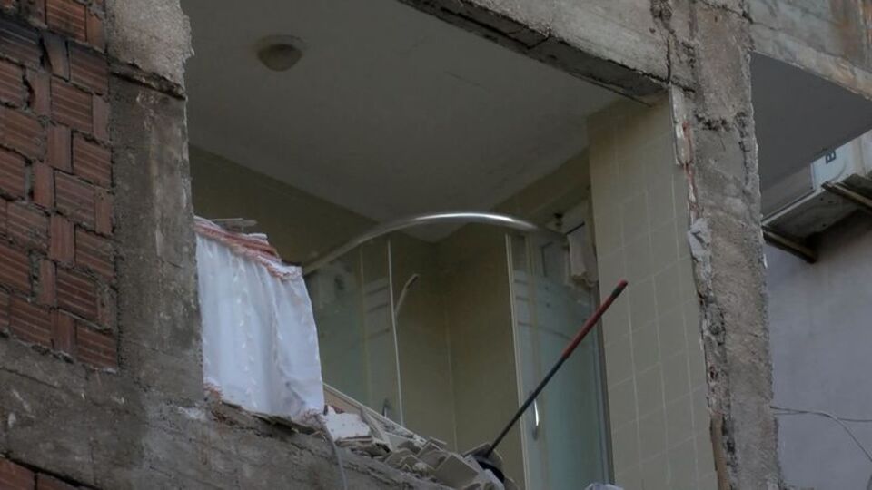 Yıkım sırasında yan binanın duvarları eksik çıktı