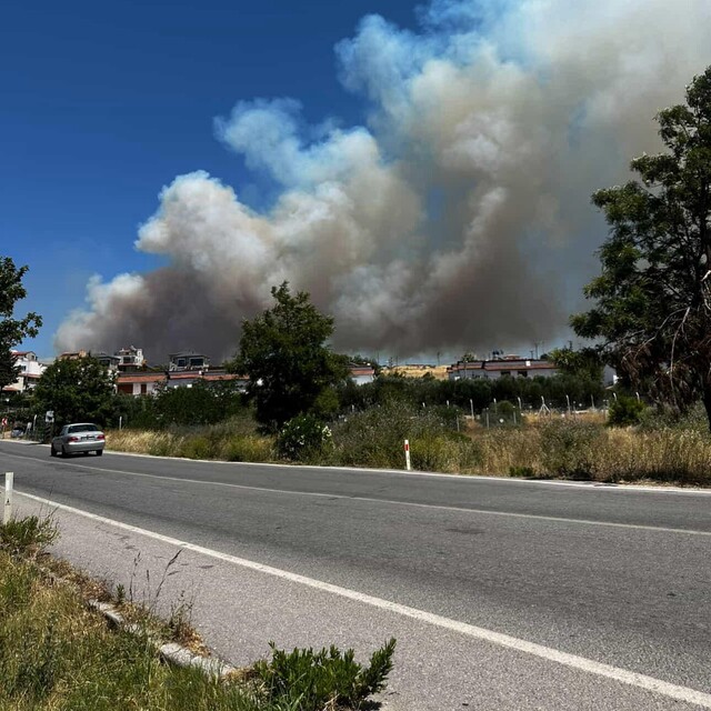 Çeşme'de yangın! Alevler İzmir-Çeşme otoyoluna yaklaştı
