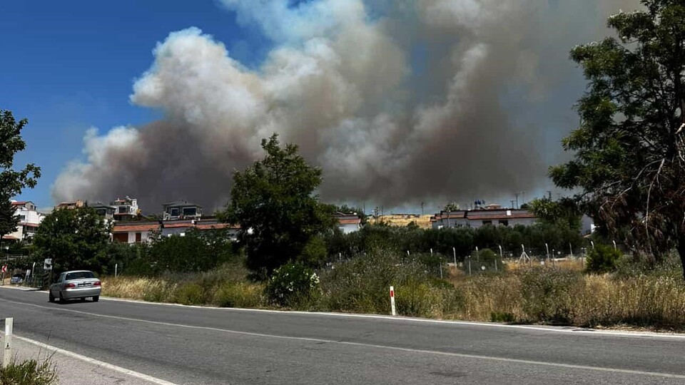 Çeşme'de yangın! Alevler İzmir-Çeşme otoyoluna yaklaştı