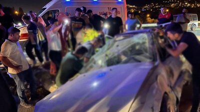 Hatay'da otomobil refüje çarptı: 4 yaralı