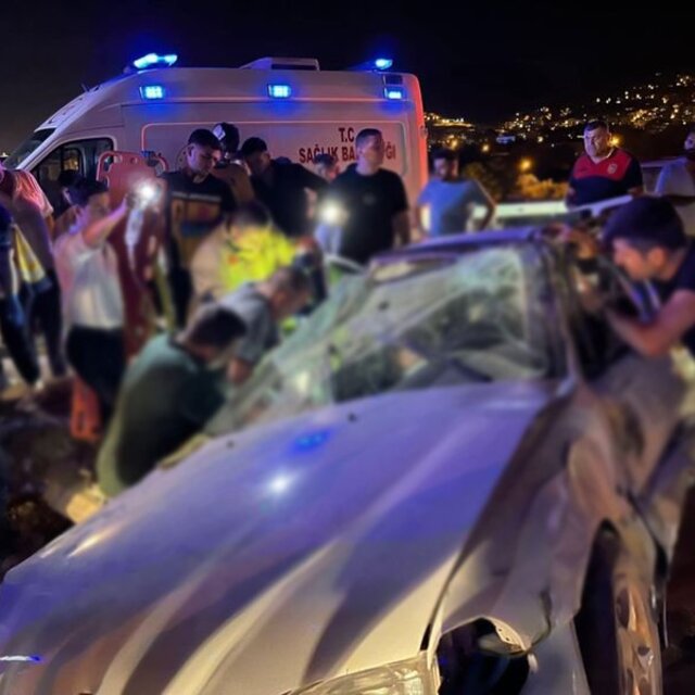 Hatay'da otomobil refüje çarptı: 4 yaralı
