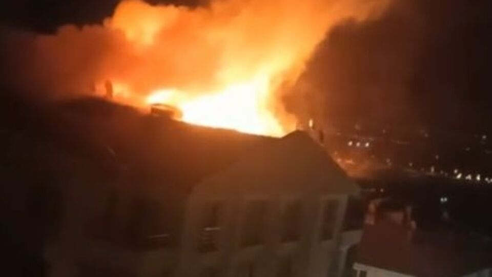 5 katlı binanın çatısında yangın