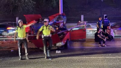 Otomobil aydınlatma direğine çarptı: 1 ölü