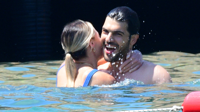 Sevgilisini öpmelere doyamadı