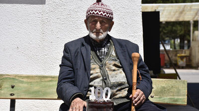 100'üncü yaşını torununun torunu ile kutladı