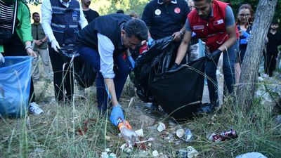 Vali Aygöl, temizlik kampanyasına katıldı