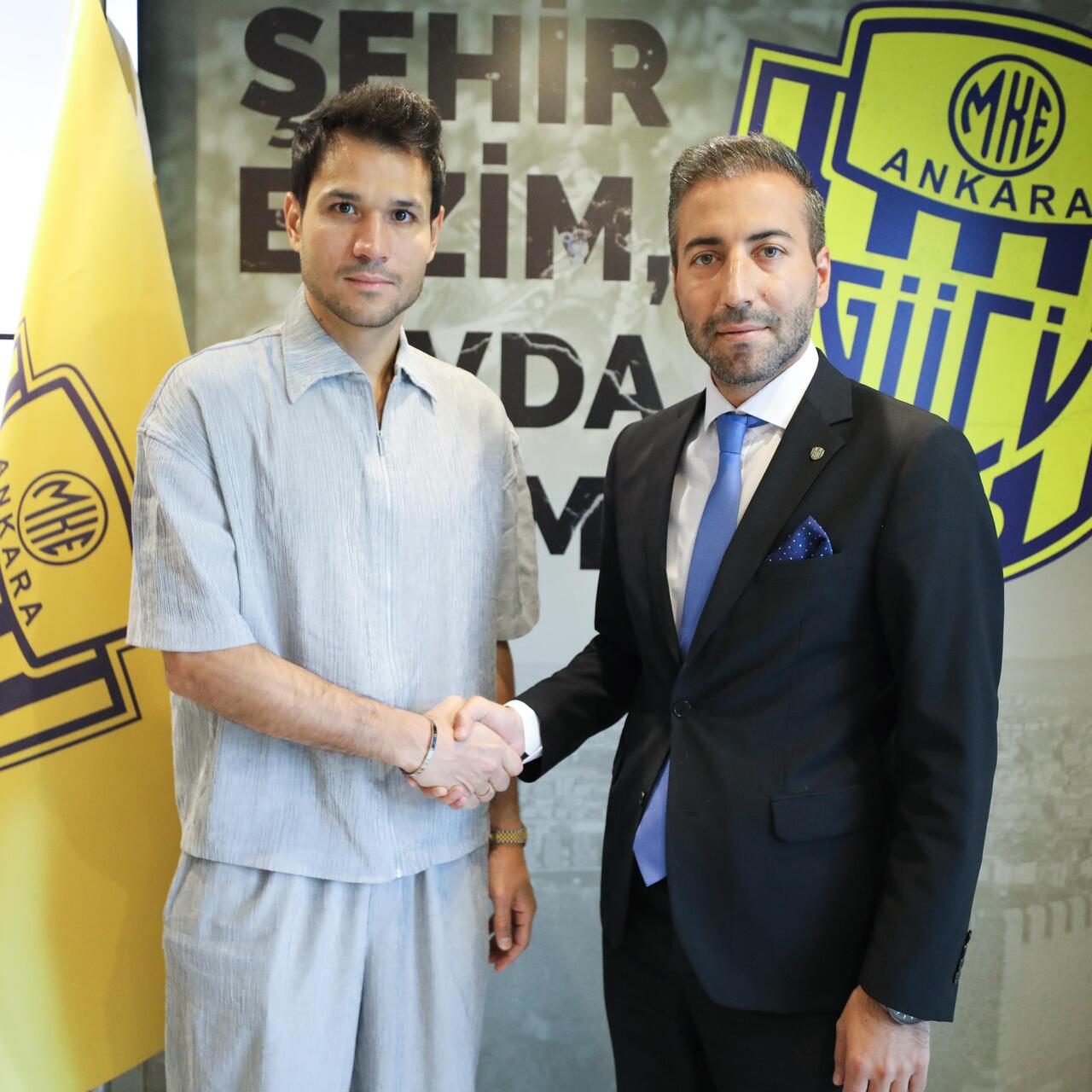 Ertaç Özbir imzayı attı!
