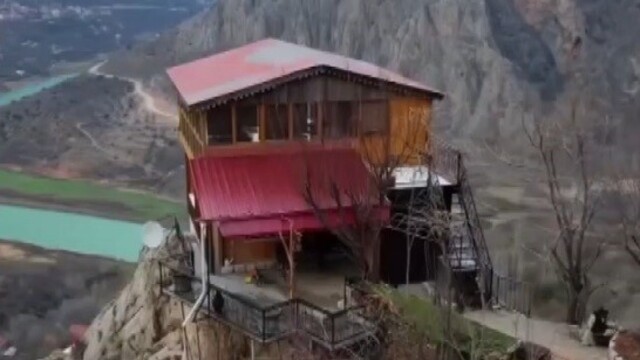 Kayanın tepesine 2 yılda yaptılar