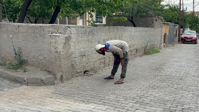 Polise yakalanınca namaza durdu