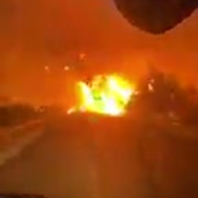 Alevlerin arasından geçti