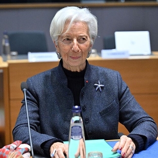 Lagarde'dan faiz açıklaması