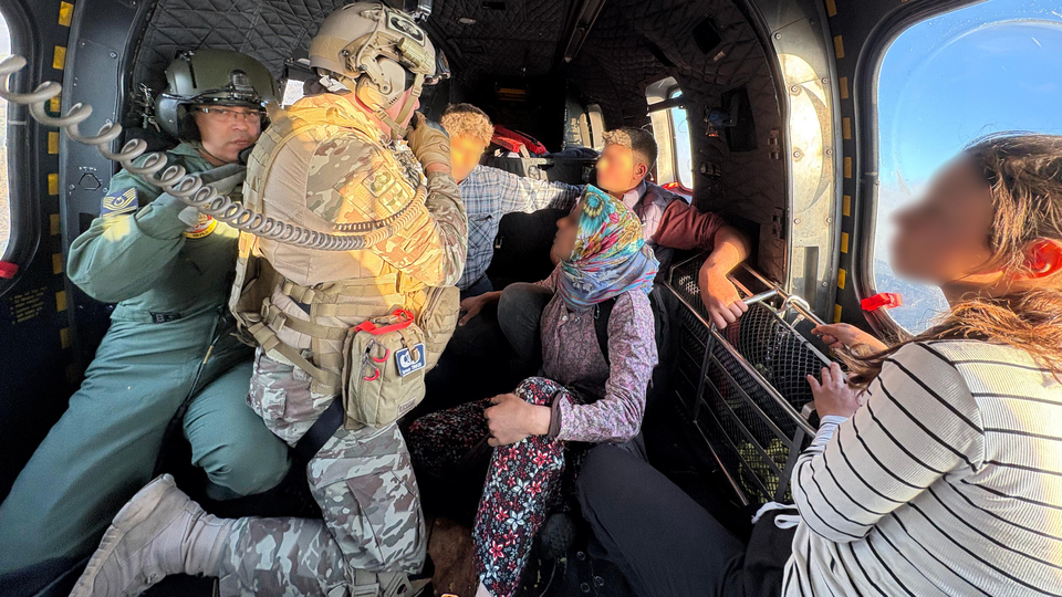 Alevlerin arasından kurtarıldılar!