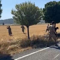 Kaza sonrası yardıma giden jandarmaya saldırdılar!
