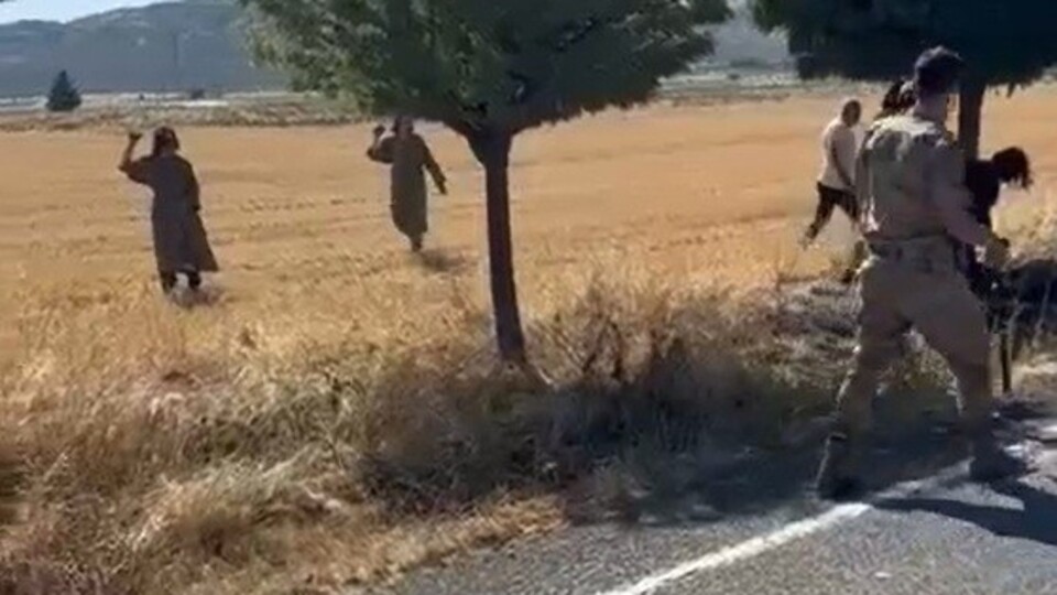 Kaza sonrası yardıma giden jandarmaya saldırdılar!