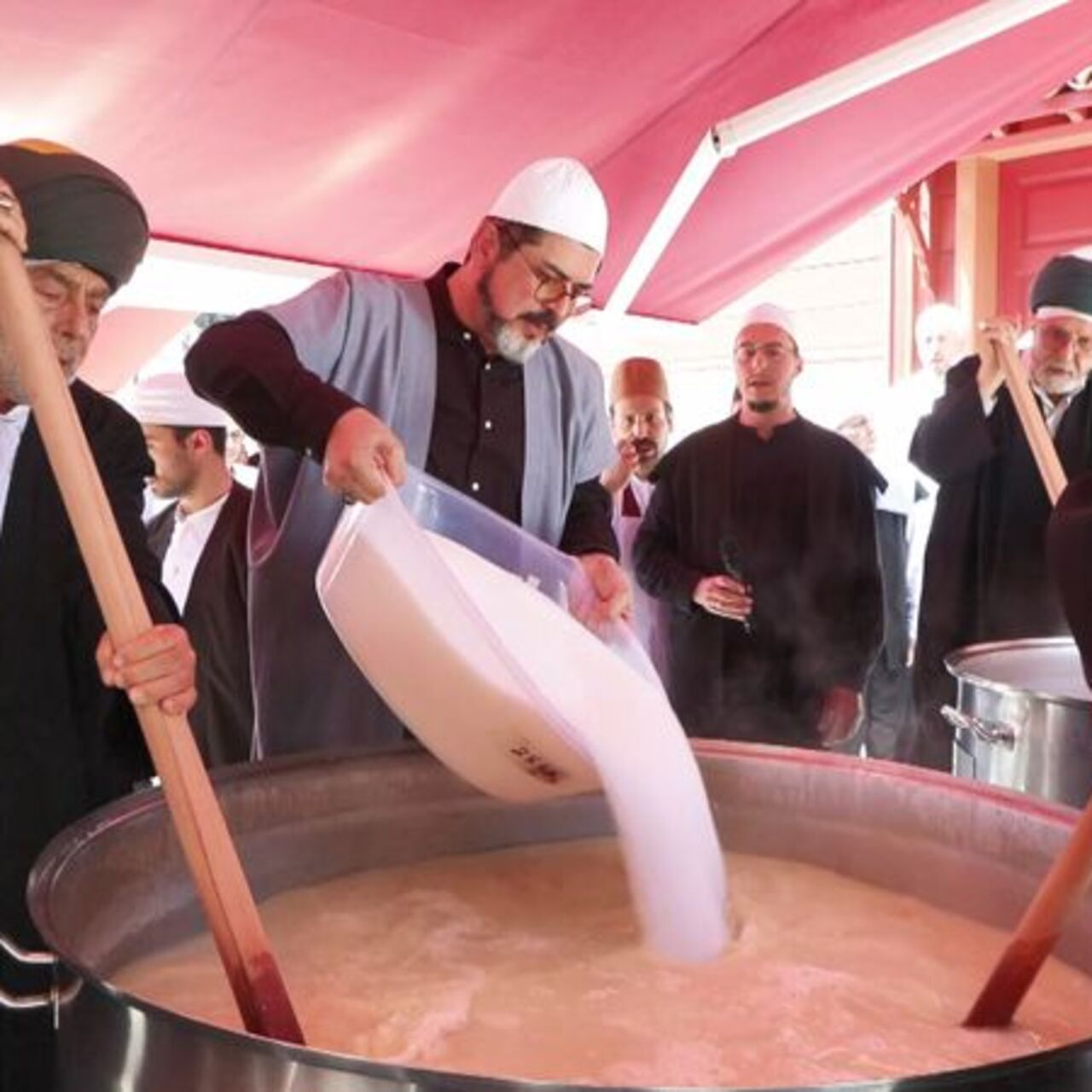 Sümbül Efendi Tekkesi'nde aşure kaynatıldı