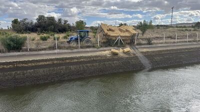 Römorktan kanala düşen genç kayboldu